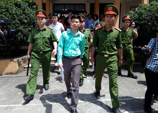 Bác sĩ Hoàng Công Lương rời phiên tòa ngày 7/5. (Ảnh: báo Người lao động)