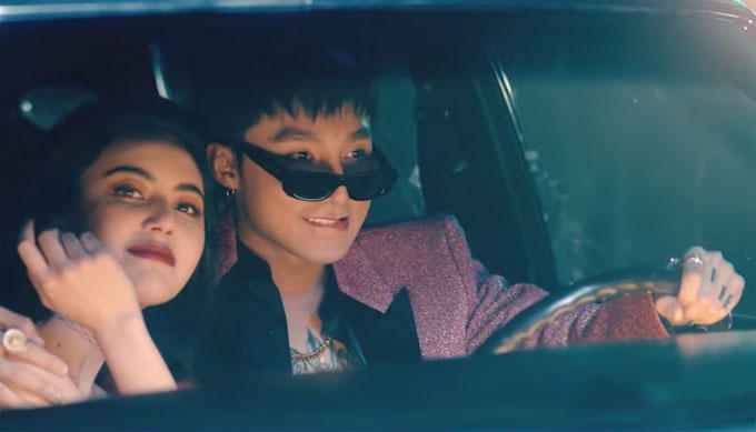 Là fan ruột của Saint Laurent nên Sơn Tùng sử dụng khá nhiều item từ thương hiệu này trong MV mới. Trong hình là mẫu blazer phủ nhũ hồng của nhà mốt nước Pháp