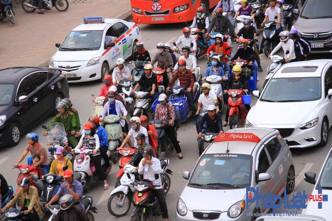 Hàng vạn người ùn ùn đổ về Thủ đô sau kỳ nghỉ lễ