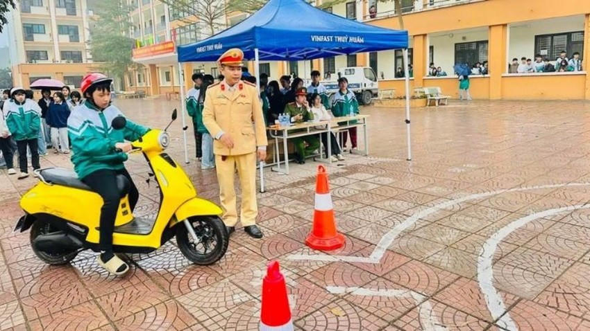 Cán bộ Phòng cảnh sát giao thông tỉnh Lào Cai hướng dẫn tập sa hình đối với học sinh xã Văn Chấn. (Ảnh: Thanh Sơn).