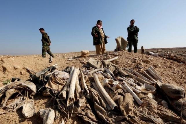 Hài cốt bị tình nghi thuộc tộc người Yazidis tìm thấy ở thị trấn Sinjar ngày 30/10/2015. (Ảnh: Reuters)