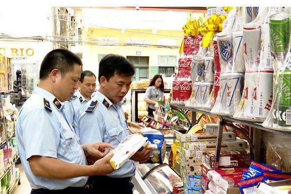 Quản lý thị trường tỉnh Ninh Bình kiểm tra nguồn gốc xuất xứ các mặt hàng về thực phẩm.