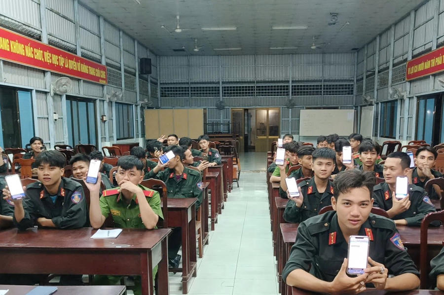 Cán bộ, chiến sĩ Phòng Cảnh sát cơ động Công an tỉnh Cà Mau hưởng ứng tham gia cuộc thi tìm hiểu pháp luật về bầu cử.