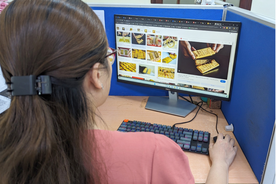 Người phụ nữ bị nhóm đối tượng lừa đảo chiếm đoạt hơn 80 tỷ đồng qua hình thức đầu tư sàn vàng giả trên mạng. Hình ảnh mang tính chất minh hoạ.