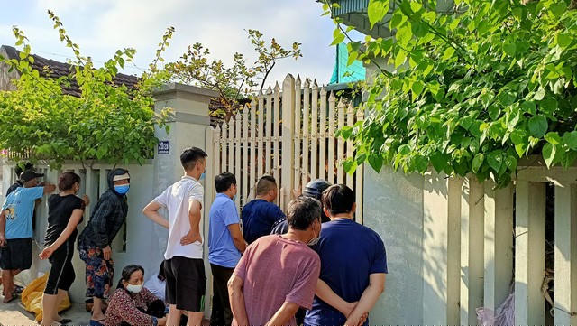Rất đông người dân chứng kiến sự việc.