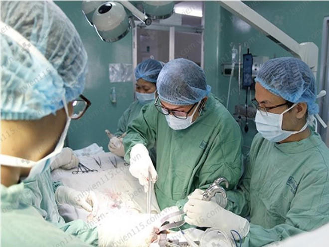 Các bác sĩ đang phẫu thuật cấp cứu cho anh thanh niên bị gãy dương vật. Ảnh: BVCC