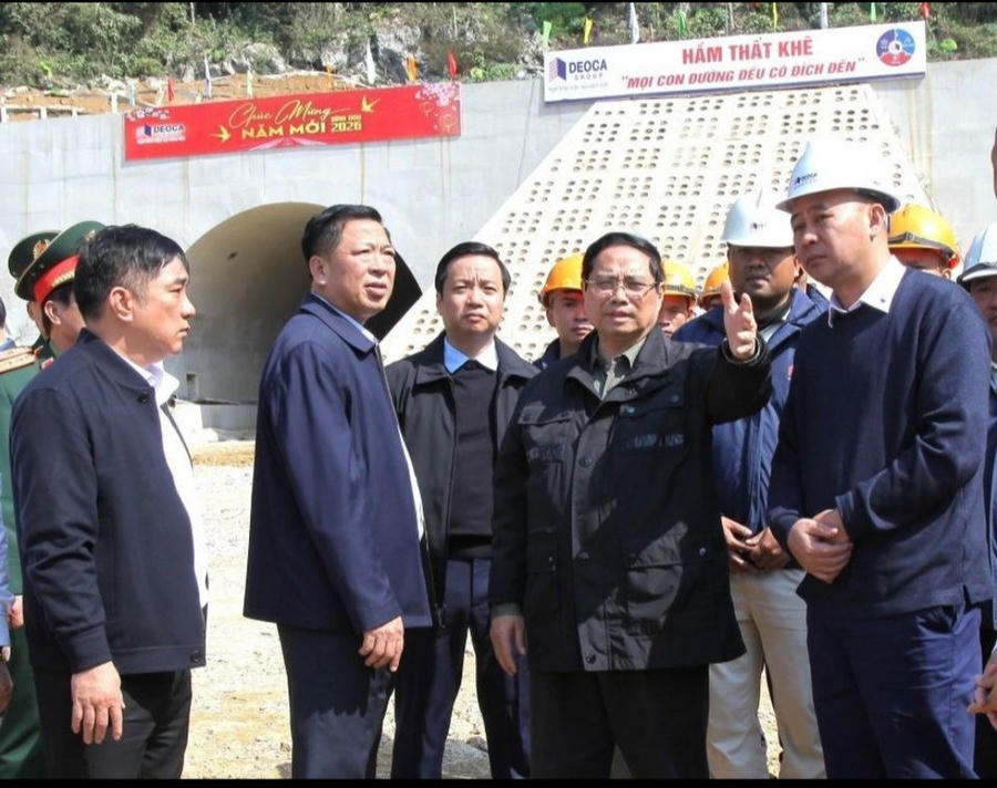 Thủ tướng Phạm Minh Chính kiểm tra hiện trường thi công tại khu vực hầm Thất Khê, dự án cao tốc Đồng Đăng – Trà Lĩnh.