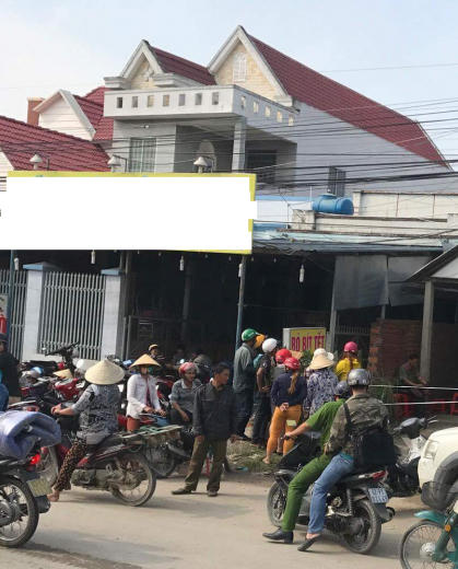 Hiện trường nơi xảy ra vụ án khiến đông người tò mò đến xem.