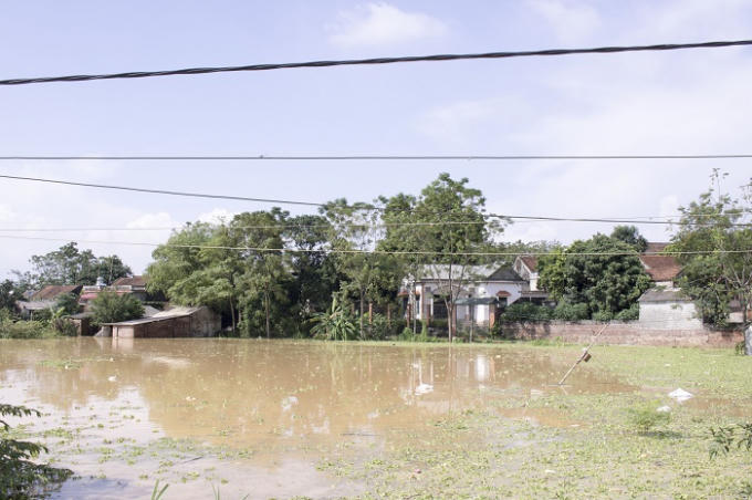 Nhiều x&oacute;m, l&agrave;ng trong x&atilde; Ho&agrave;ng Văn Thụ v&agrave; T&acirc;n Tiến bị c&ocirc; lập trong biển nước.