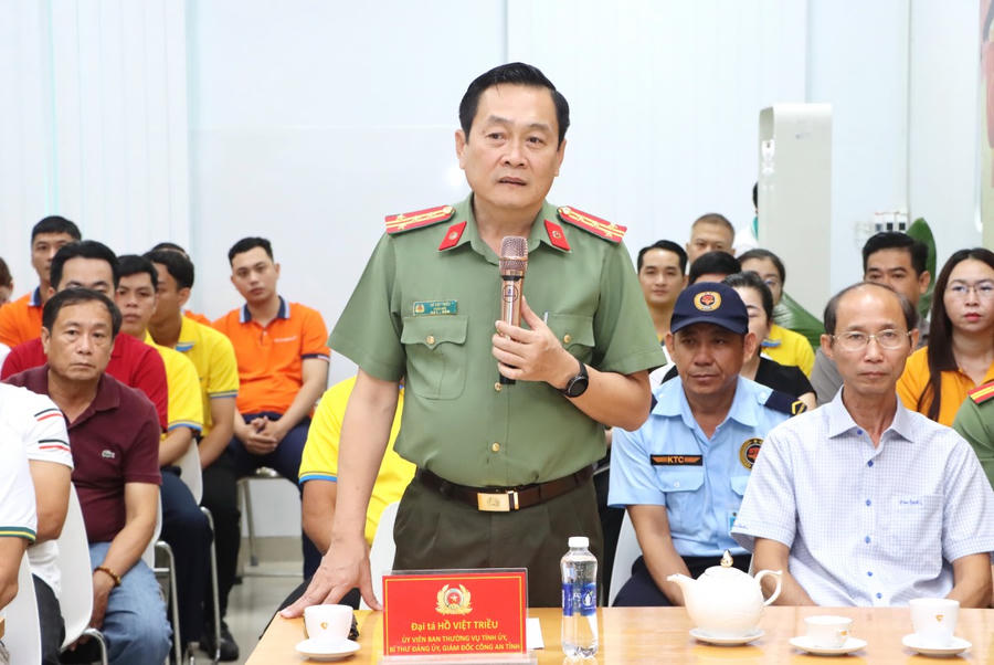 Đại tá Hồ Việt Triều phát biểu chỉ đạo khai mạc buổi diễn tập.