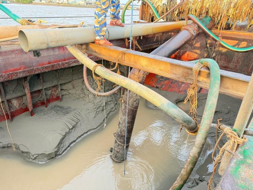 Tại thời điểm kiểm tra, cả 4 tàu sắt đều không xuất trình được giấy tờ liên quan