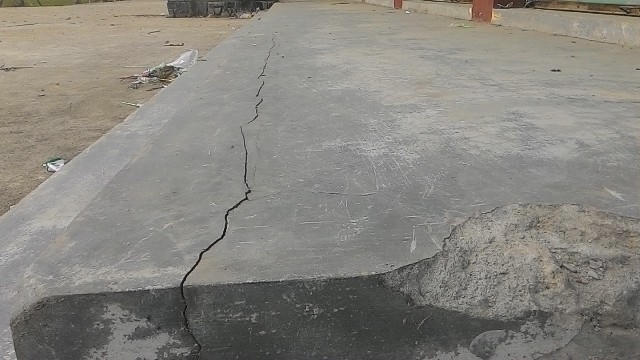 Nền ngay trước cổng chợ đang có những vết nứt rất đáng lo ngại.