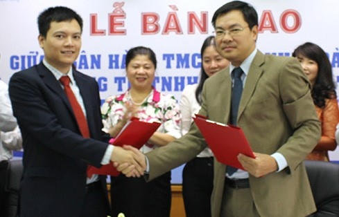 Ông Phạm Quyết Thắng (áo xám) từng có 20 năm hoạt động trong ngành ngân hàng. Ảnh: GPBank.