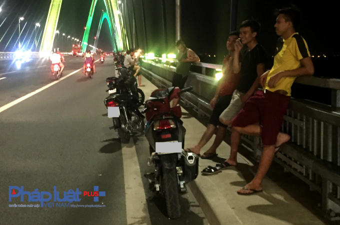 Đ&acirc;y l&agrave; những h&igrave;nh ảnh dường như ng&agrave;y n&agrave;o cũng bắt gặp tr&ecirc;n cầu Nhật T&acirc;n mỗi khi m&agrave;n đ&ecirc;m bu&ocirc;ng xuống...