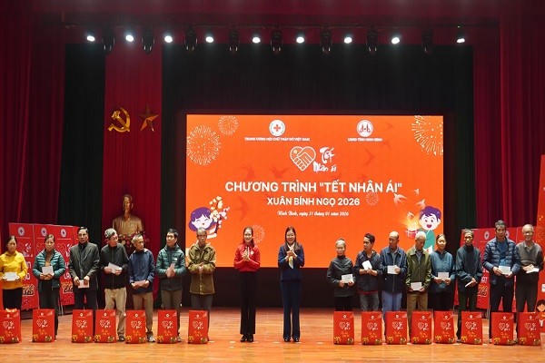 Bà Đỗ Thị Thu Thảo, Chủ tịch Hội Chữ thập đỏ Việt Nam và bà Hà Lan Anh, Phó Chủ tịch UBND tỉnh Ninh Bình trao quà cho hộ nghèo, hộ có hoàn cảnh khó khăn trên địa bàn tỉnh.