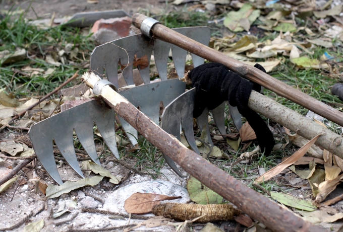 Chỉ với những công cụ thô sơ, tự chế để đảm bảo vệ sinh môi trường Thành phố.