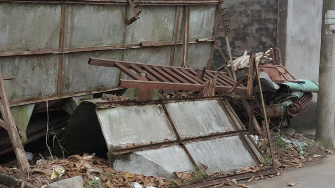 Hệ thống dây chuyền sản xuất của bà Loan đã bị tháo dỡ hư hại, bỏ ngay tại xưởng của ông Nghiệp.