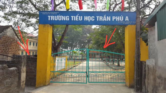 Cánh cổng và tường bao quanh trước khi chưa xảy ra vụ việc không có thép gai bảo vệ.