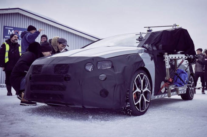 Cũng có thể thấy rõ ở mẫu Hyundai i20 thế hệ mới có các bánh xe lớn hơn, lốp dày hơn, phanh đĩa trước và sau cũng lớn hơn so với phiên bản cũ. Mẫu hatchback 5 cửa thể thao này cũng được trang bị ống xả hai nòng, thiết kế cản trước dường như cũng được điều chỉnh. Hyundai i20 N sẽ được trang bị động cơ xăng tăng áp 1,6 lít, công suất 1,6 lít. Động cơ này khiến mẫu hatchback này trở thành chiếc i20 mạnh nhất từng được sản xuất.