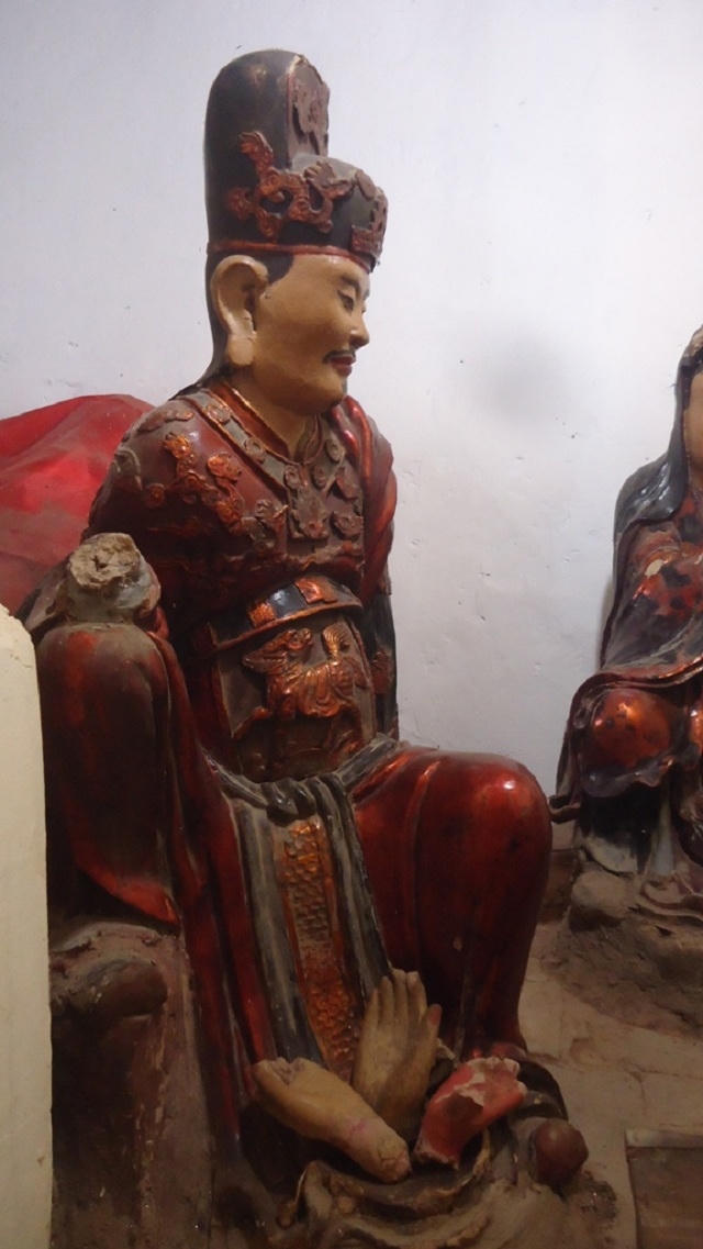 Cánh tay của pho tượng phật bị rời ra từ rất lâu, được đặt tạm dưới chân tượng.