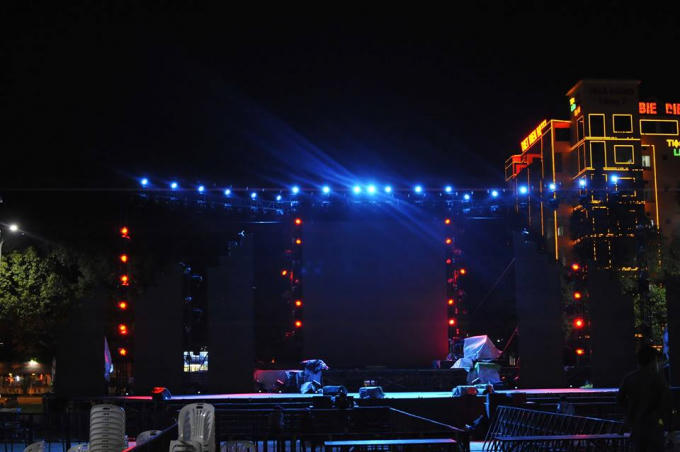 Hệ thống ánh sánh với nhiều màu sắc rực rỡ. Ảnh: FB Diễn Đàn Tây Nguyên.