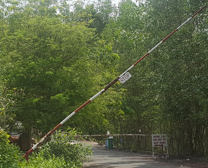 Đơn vị khai thác du lịch lập rào chắn bán vé cho khách du lịch tại cửa rừng.