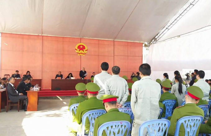 Các bị cáo nghe tòa tuyên án.