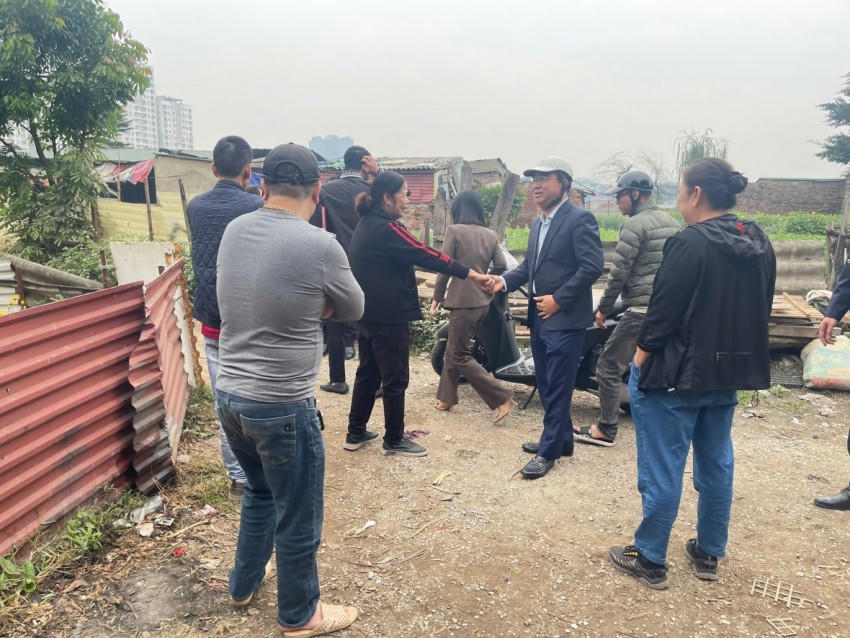 Lãnh đạo UBND phường Khương Đình trực tiếp xuống hiện trường vận động nhân dân trong diện GPMB.