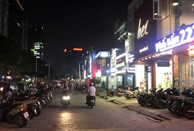 Hai bên đường là nơi để xe máy, ô tô cho các quán nhậu, quán ăn thuộc khu phố xây không phép