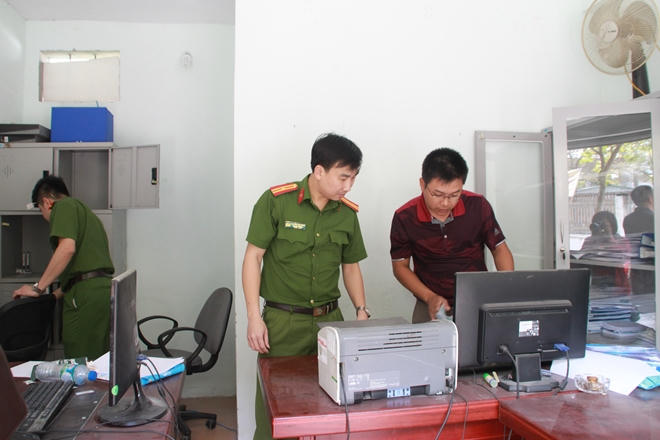 Các điều tra viên khám xét trụ sở Công ty CNC.