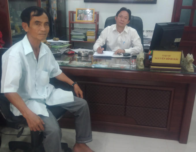 Ông Huỳnh Văn Nén đến văn phòng luật sư đề nghị giúp đỡ.