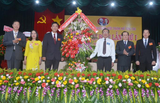 Đồng chí Nguyễn Đăng Minh, Phó Bí thư Thường trực Thành ủy Vũng Tàu đến dự và tặng lẵng hoa chúc mừng Đại hội.