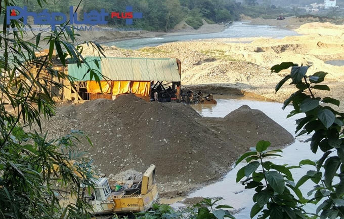  Tầu cuốc và máy xúc khủng đang khai thác vàng gần bờ.