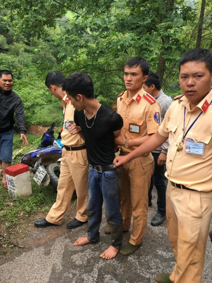 Sau khi băng rừng lội suối, tổ công tác thuộc Đội CSGT huyện Mộc Châu đã tóm gọn đối tượng.