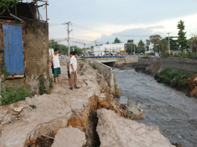 Phó chủ tịch TP Biên Hòa bị kỷ luật vì bờ kè cầu Xóm Mai bị sụp đổ