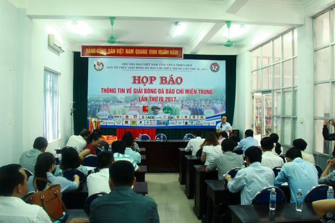 Tổ chức họp báo công bố giải bóng đá miền Trung lần thứ 4 tại TP Huế.