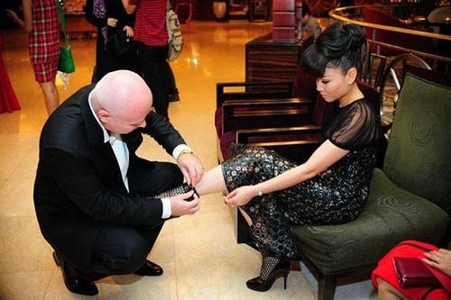 và quan tâm, chăm sóc cô mọi lúc mọi nơi. Ảnh: YanTV.
