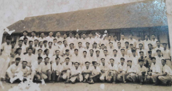 Lớp học sinh khóa 1, khoa Toán tại Trường ĐH Sư Phạm Vinh được PGS-TS Văn Như Cương bồi dưỡng.