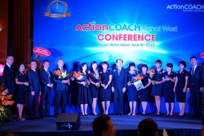 Toàn bộ cán bộ của Actioncoach Hà Nội West chụp ảnh với ông  Hồ Quang Minh, TGĐ Actioncoach Việt Nam.