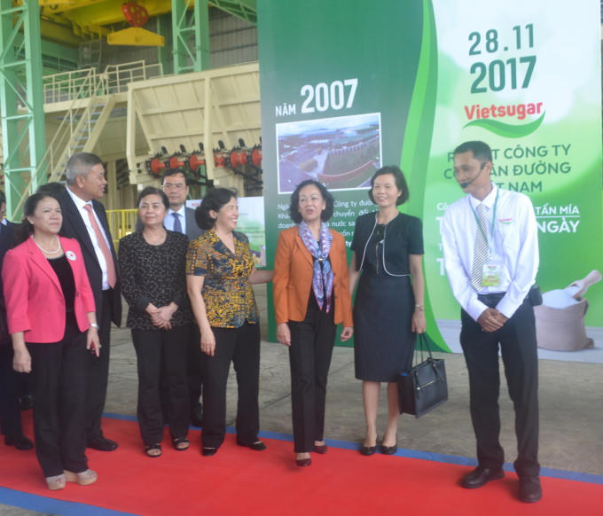 Các khách quý đi thăm khu vực hệ thống máy chế biến mía của Công ty Cổ phần đường Việt Nam.
