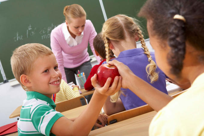 Bí quyết khuyến khích con làm việc tốt của phụ huynh khắp thế giới