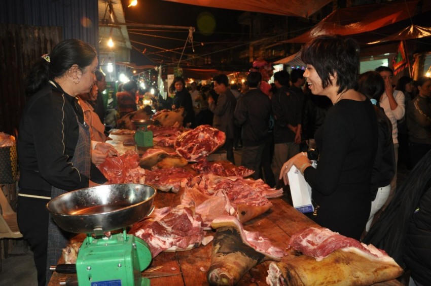Bò Viềng là món ăn đặc sản khi đến chợ Viềng.