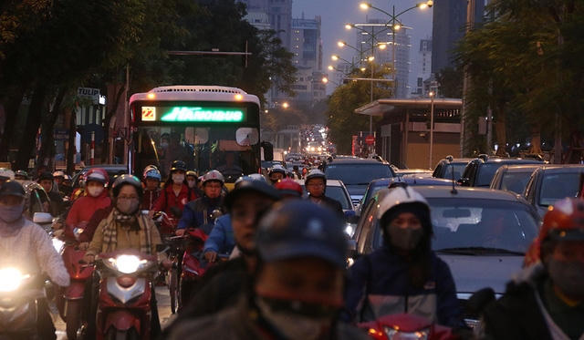 Hình ảnh một chiếc xe bus thông thường đang "đánh vật" để đi qua được cầu vượt Láng Hạ sang đường Lê Văn Lương.