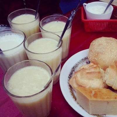 Sữa đậu nành nóng ăn kèm với bánh ngọt khá ngon và lạ miệng.