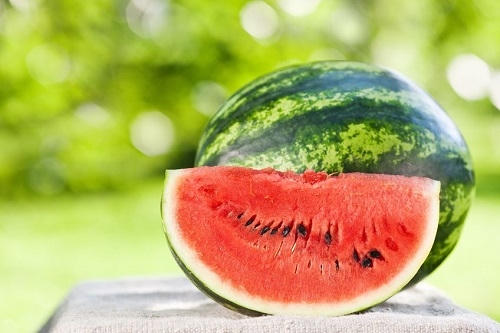Hãy chọn những quả dưa có phần vỏ phải căng bóng, sờ thấy láng mịn. Các đường vân hiện rõ ràng, màu xanh đen. Ảnh: minh họa.