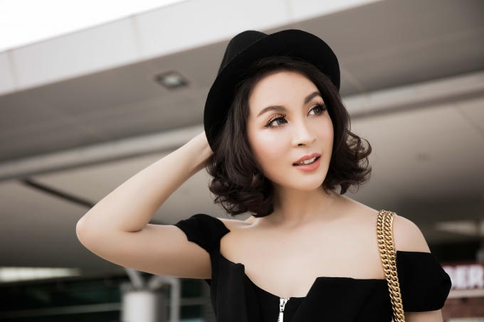 Diện đồ chất lừ, MC Thanh Mai trẻ trung như mới đ&ocirc;i mươi tại s&acirc;n bay
