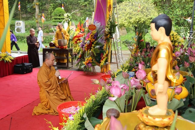Đại lễ kính mừng Phật đản được tổ chức trong không khí trang nghiêm, thàn kính.