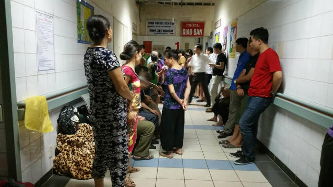 Rất đông người nhà bệnh nhân đến đợi tin người thân tại Bệnh viên Đa khoa tỉnh Hoà Bình được các chiến sỹ công an động viên tư tưởng.