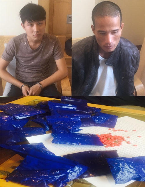 Hai đối tượng c&ugrave;ng tang vật 5.600 vi&ecirc;n hồng phiến vừa bị C&ocirc;ng an Thanh H&oacute;a bắt giữ. (Ảnh: C&ocirc;ng an Thanh H&oacute;a cung cấp)