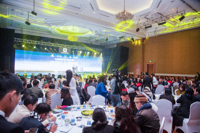 Gần 1.000 khách hàng đã đến tham dự sự kiện tri ân “An cư bên hồ Tây, trúng ngay Mercedes”.